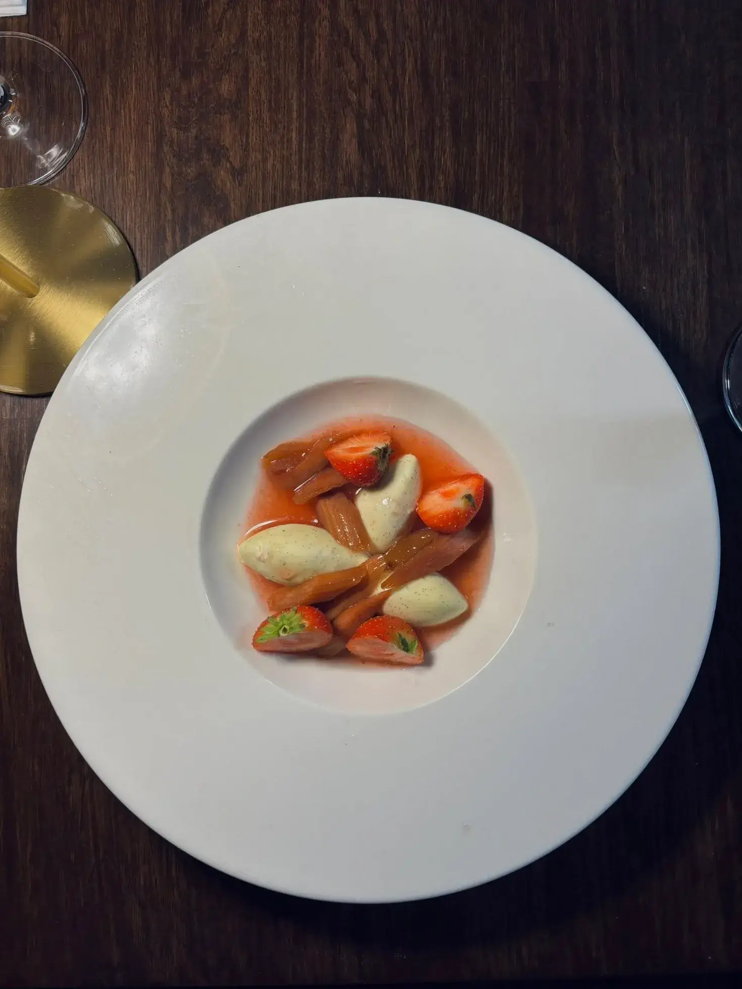 Jordgubbsdessert med vaniljkräm