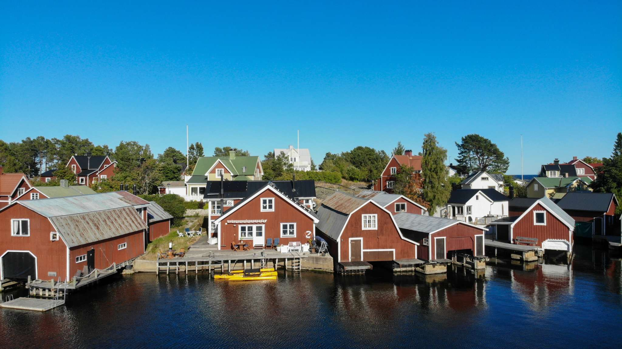 Historiska röda byggnader på Rönnskärs lotssamhälle