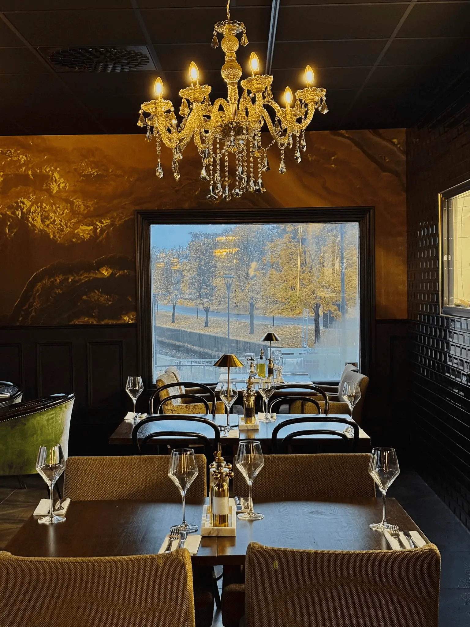 Elegant restauranginteriör med guldkrona