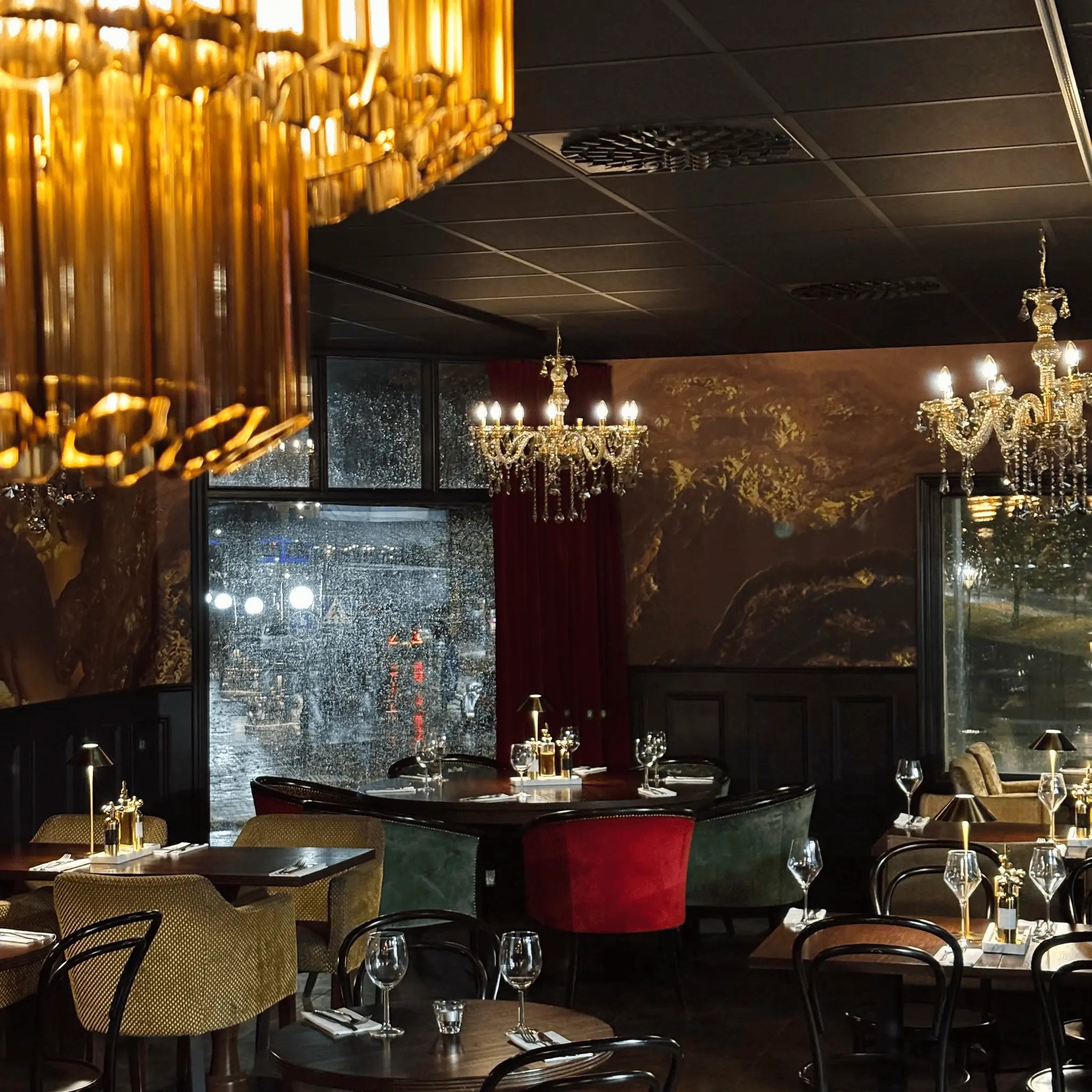 Non Solo Italiano restaurangens interiör med guldkronor och elegant atmosfär