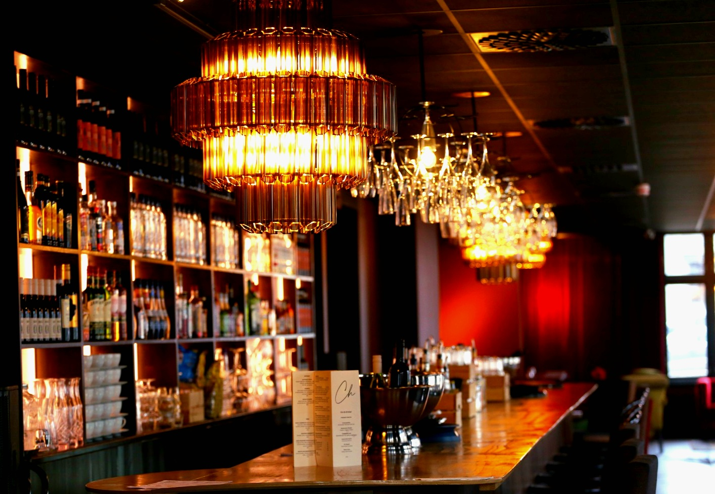 Elegant bar med kristallkrona